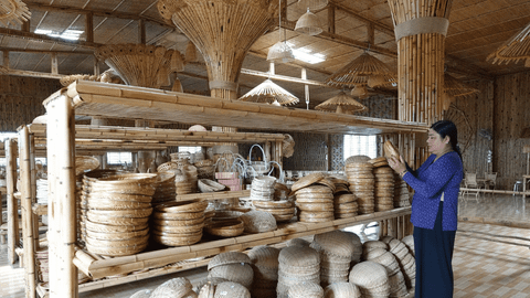 íu giữ nghề xưa: Đưa cây tre từ vùng quê nghèo ra thế giới