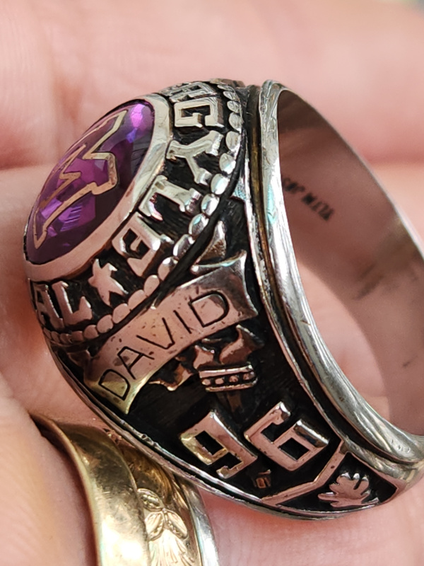 nhẫn mỹ xưa hột khảm chữ hãng Jostens