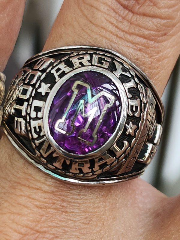 nhẫn mỹ xưa hột khảm chữ hãng Jostens