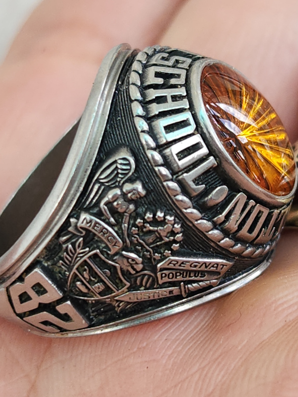 nhẫn mỹ xưa jostens ltm hột vàng tia