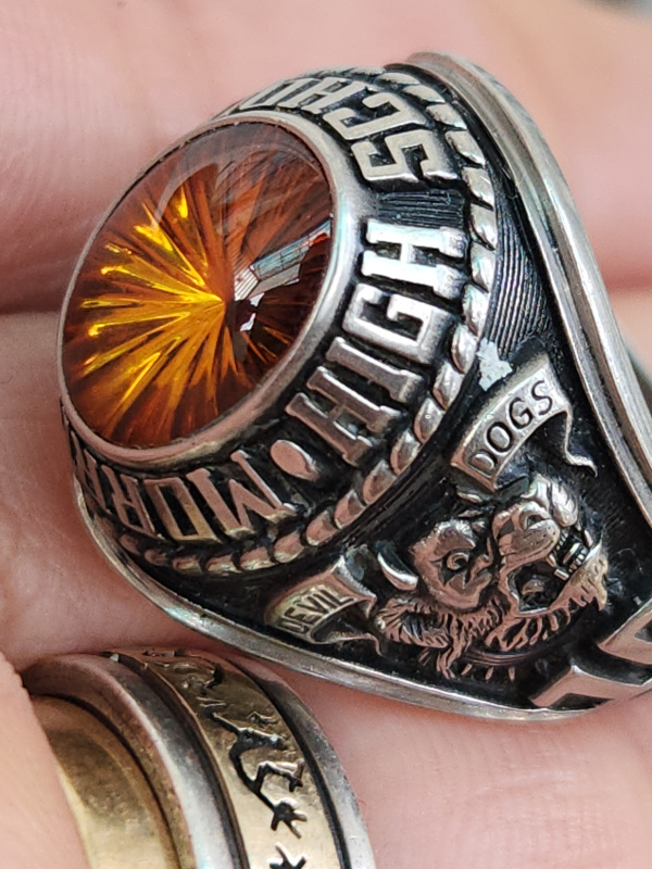 nhẫn mỹ xưa jostens ltm hột vàng tia