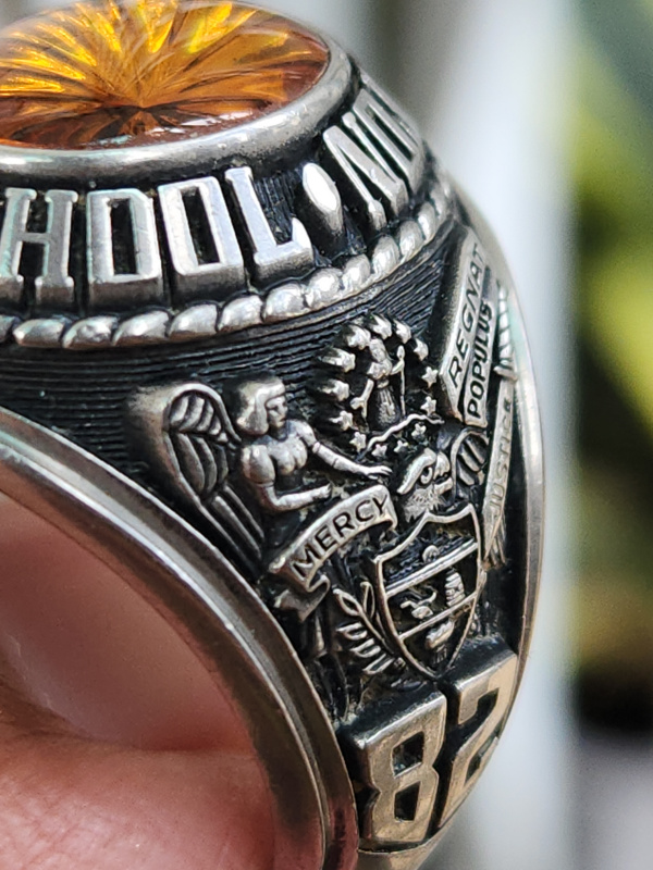 nhẫn mỹ xưa jostens ltm hột vàng tia