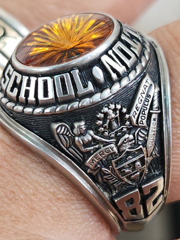 nhẫn mỹ xưa jostens ltm hột vàng tia