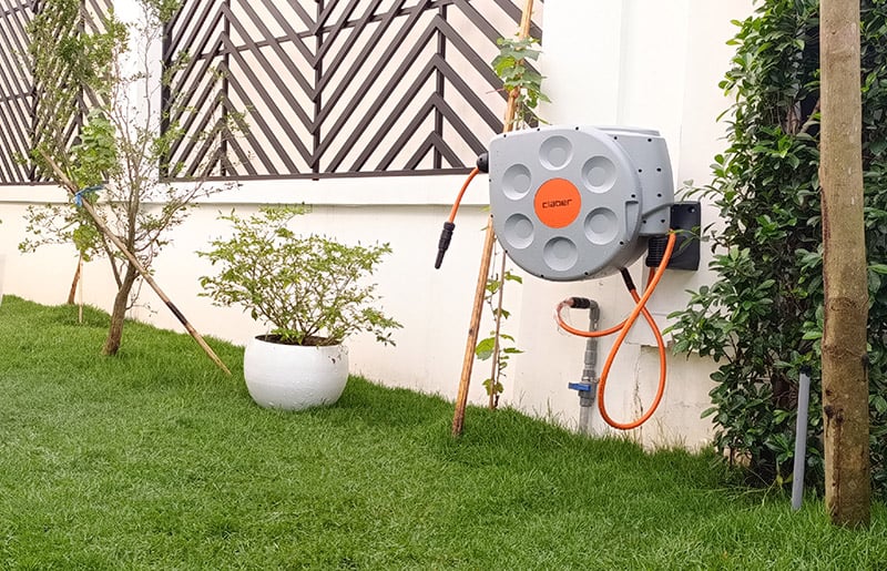 bo-voi-tuoi-cay-tu-cuon-ong-nuoc-claber-8696-nha-khach