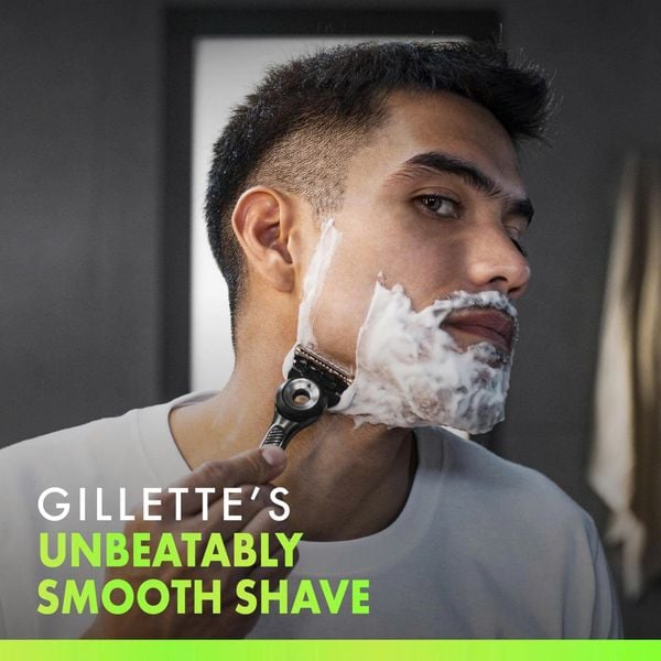 Bộ sản phẩm Gillette Labs dao cạo tẩy tế bào chết, 1 cán dao, 2 lưỡi dao thay thế và giá đỡ từ tính cao cấp.