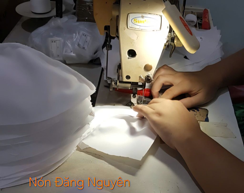 Cắt may mới nón số lượng ít theo đơn hàng.