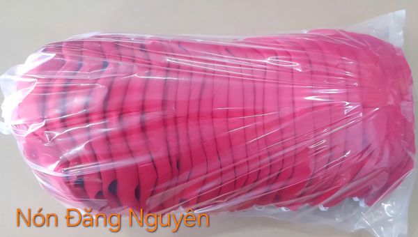 Đóng gói đơn hàng nón 50 cái trước khi giao