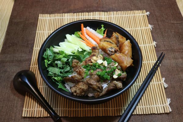 to-xoan-mau-den-nham-cho-quan-bun-thit-nuong