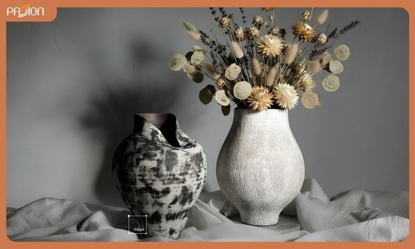 Bố trí bình hoa gốm cùng hoa giả