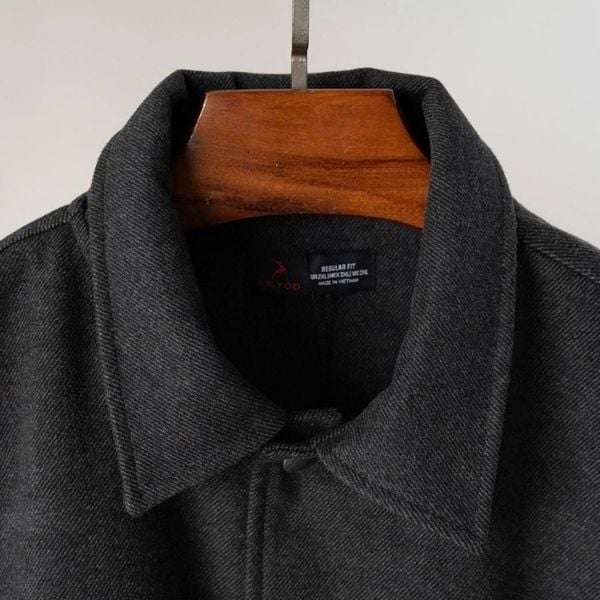 Chi tiết cổ áo khoác Twill Big Size nam AKYOO