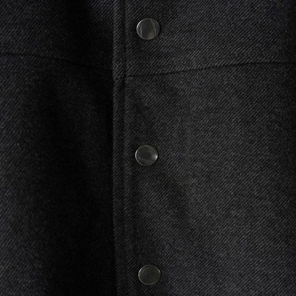 Chi tiết cúc bấm kim loại áo khoác Twill Big Size nam