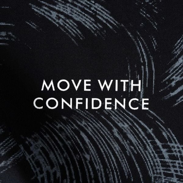 Chi tiết chữ in MOVE WITH CONFIDENCE trên áo polo big size nam
