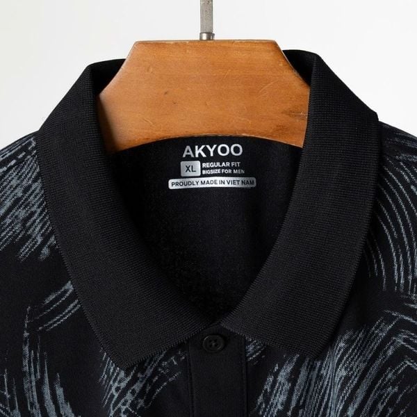 Chi tiết cổ áo polo đen họa tiết big size nam