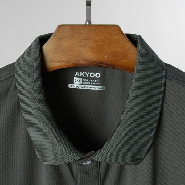 Chi tiết cổ bẻ áo polo ghi big size nam AKYOO