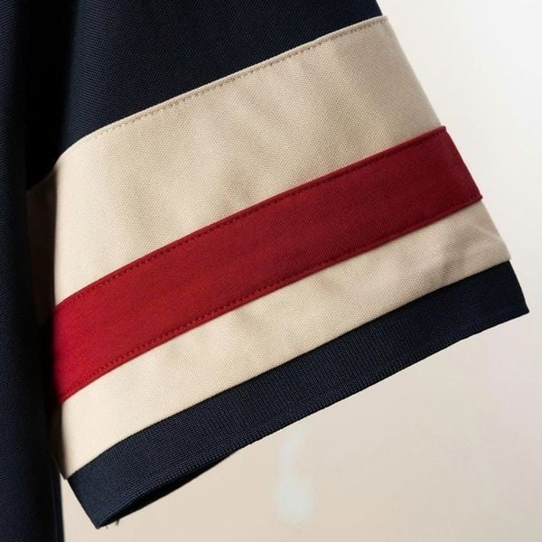 Chi tiết tay áo phối sọc kem đỏ của polo Big Size nam