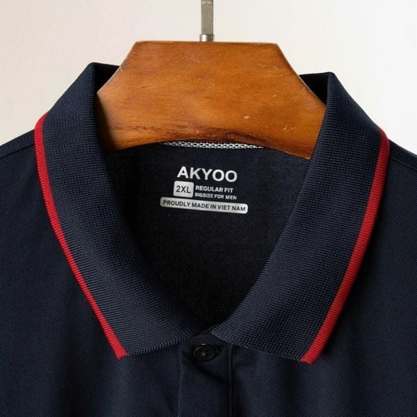 Chi tiết cổ áo polo than Big Size nam phối viền đỏ