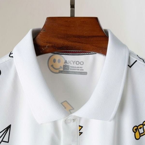 Chi tiết cổ áo polo trắng họa tiết Big Size nam AKYOO