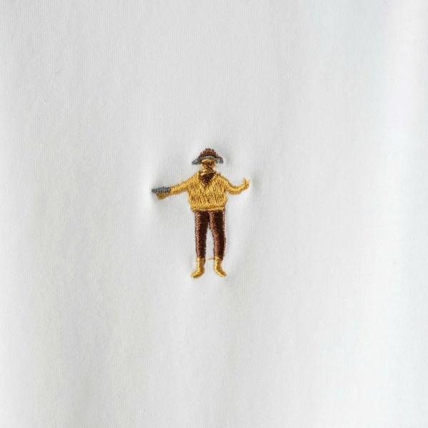 Chi tiết hình thêu nhân vật trên áo thun trắng AKYOO AT T TRANG