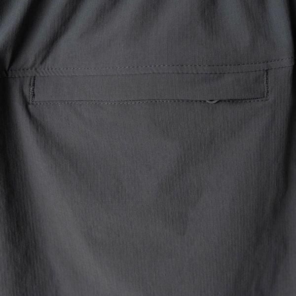 Chi tiết túi sau quần short gió ghi big size nam AKYOO