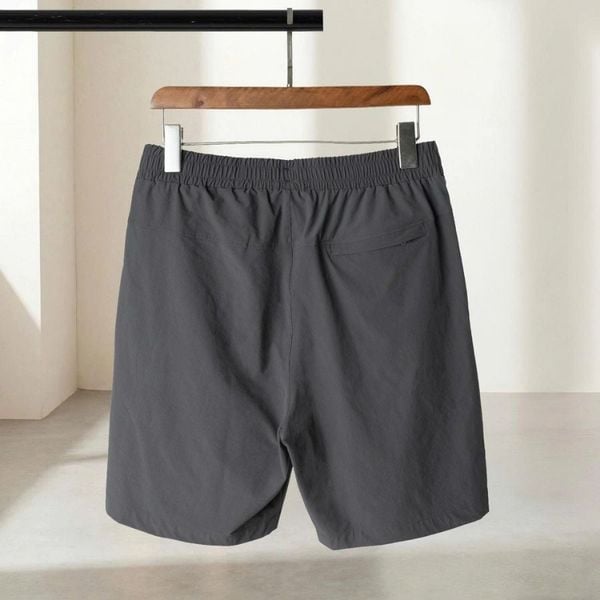 Mặt sau quần short gió ghi big size nam AKYOO với túi sau