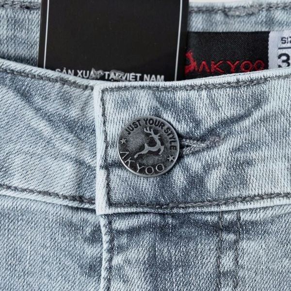 Chi tiết khuy kim loại và cạp quần short jean big size nam AKYOO