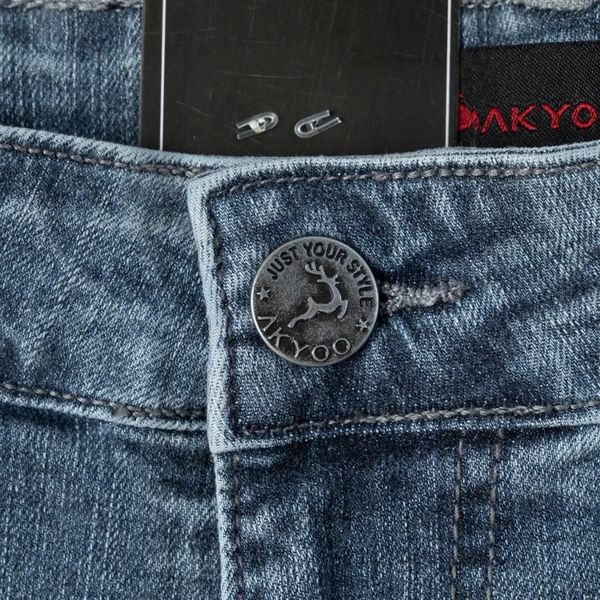 Chi tiết khuy kim loại và cạp quần short jean big size nam