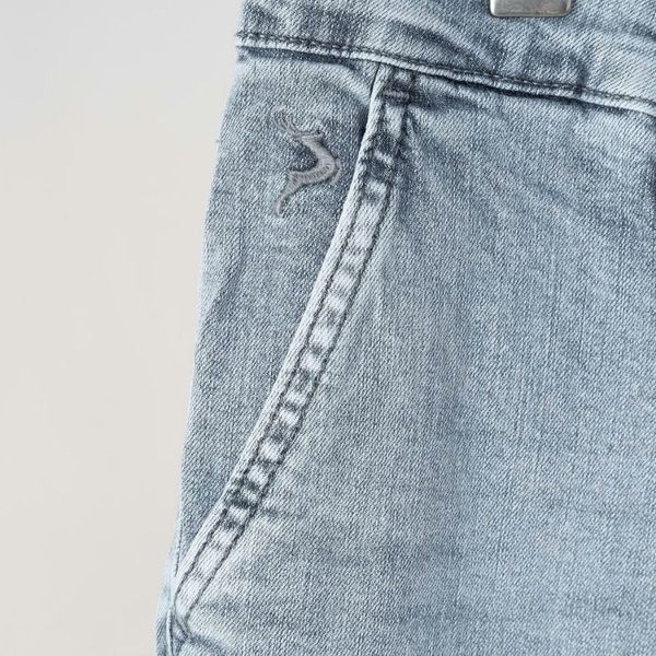 Chi tiết túi trước và logo thêu quần short jean xanh trắng