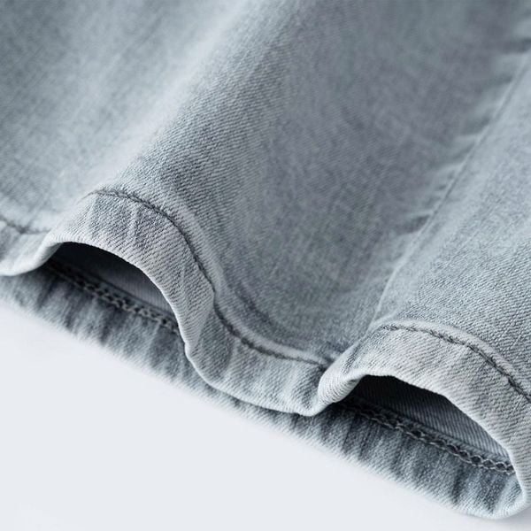Chi tiết gấu quần short jean xanh trắng thiết kế dài trên gối