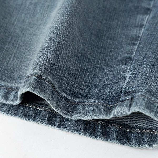 Chi tiết gấu quần short jean xanh thiết kế dài trên gối