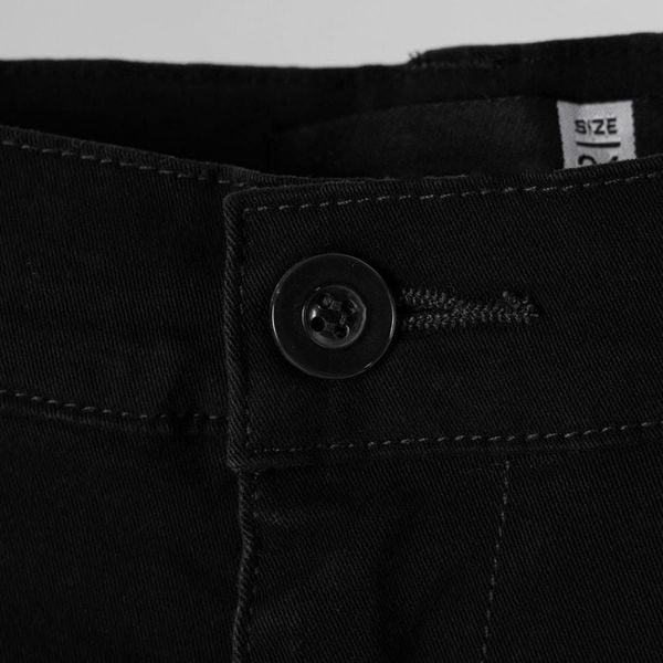 Chi tiết nút cài quần short kaki đen nam big size