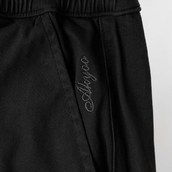 Chi tiết túi xéo thêu chữ AKYOO quần short kaki đen big size nam