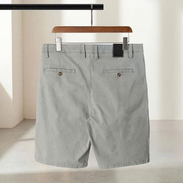Mặt sau quần short kaki ghi big size nam với túi sau có nút