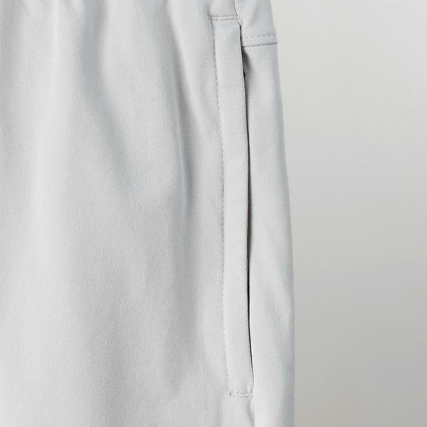Chi tiết túi chéo trước quần short thun xám