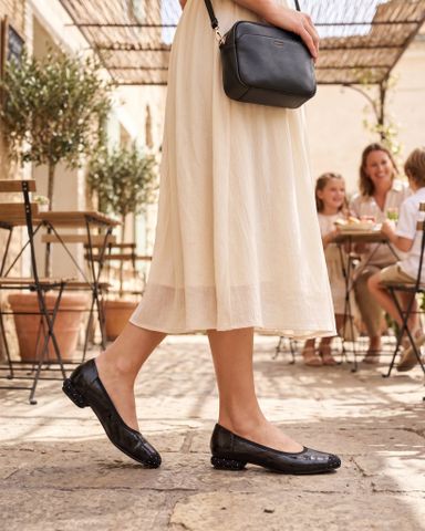 Váy liền + giày búp bê – Nữ tính và nhẹ nhàng