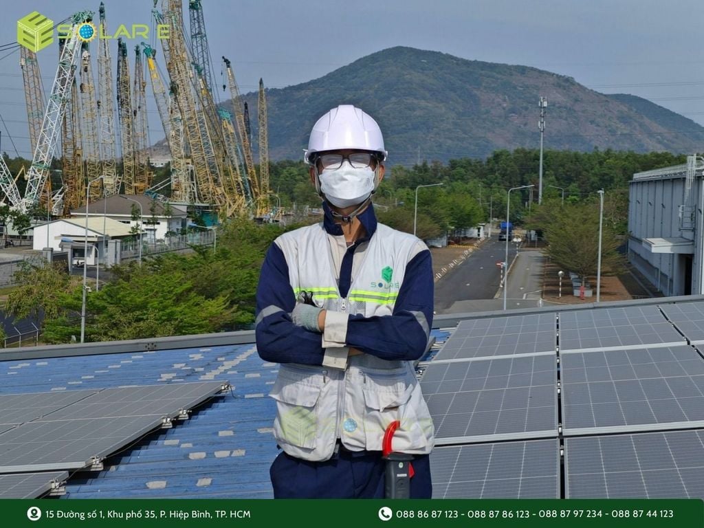 Kỹ thuật viên kiểm tra hệ thống điện mặt trời tại hiện trường