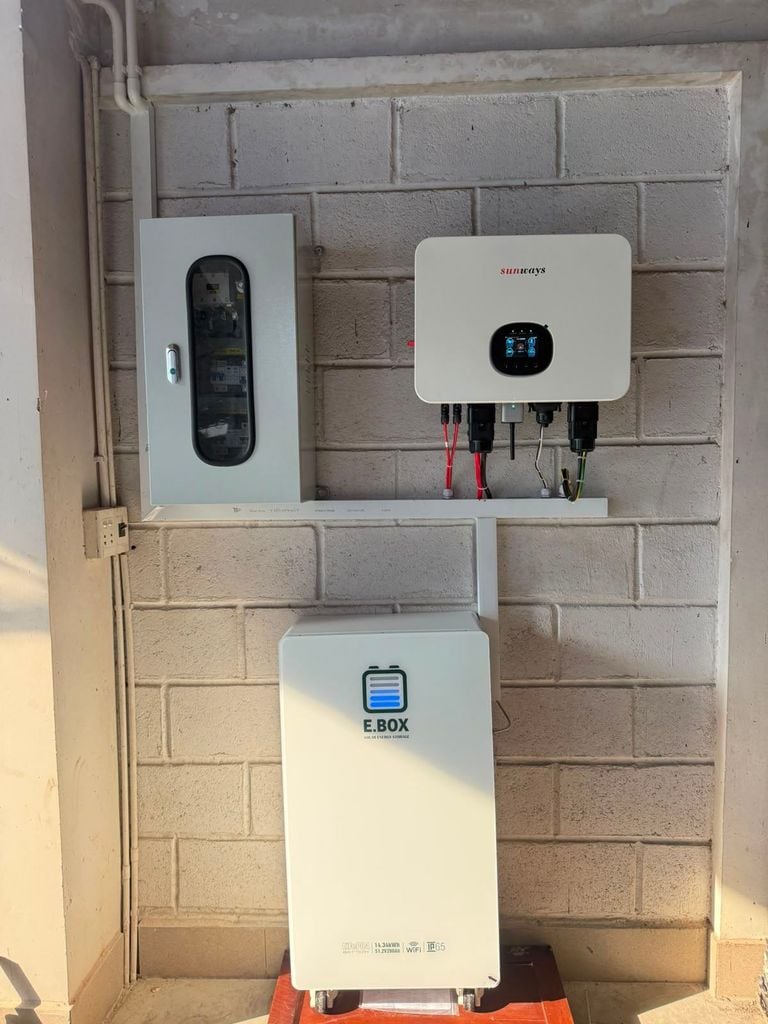 Inverter Sunways và tủ điện của hệ thống điện mặt trời
