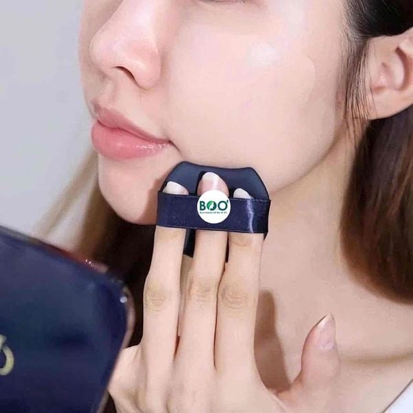 Phấn nước Clé De Peau Radiant Cushion Dewy cho lớp nền căng bóng tự nhiên.