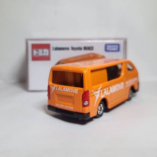 nShop bán Tomica Lalamove Toyota Hiace Asia Ver chính hãng Takara Tomy làm quà tặng fan mô hình xe diecast giá tốt