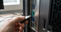 Nên cắm cổng nào khi máy tính có tới 2 cổng USB màu xanh?