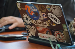 Thói quen trang trí laptop có thể khiến máy nhanh xuống cấp