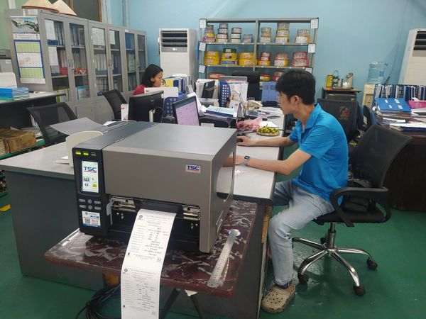Hình ảnh kỹ thuật viên HACODE lắp đặt máy in TSC TTP-384MT tại khách hàng