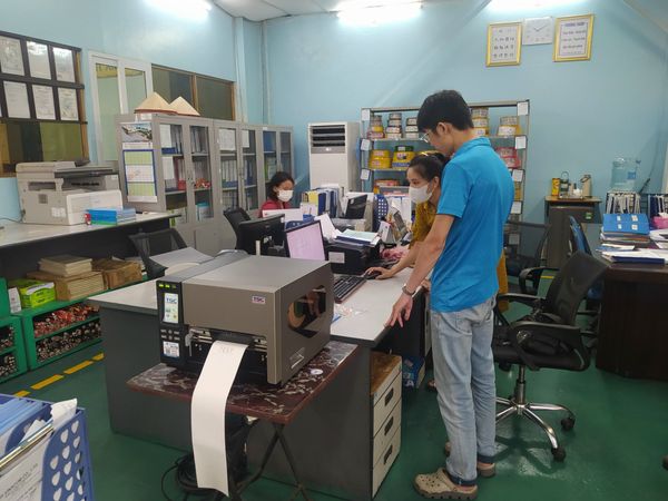 Hình ảnh kỹ thuật viên HACODE lắp đặt máy in TSC TTP-384MT tại khách hàng