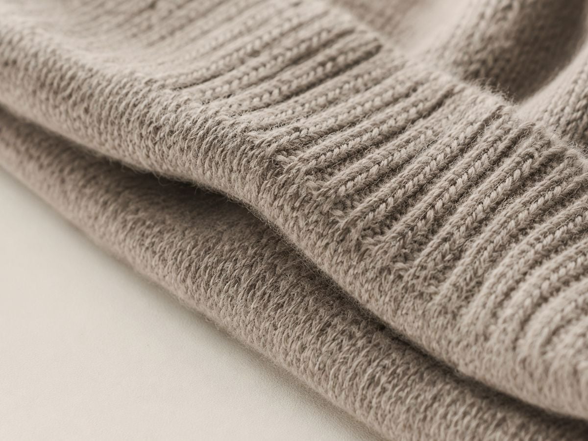 Bề mặt dệt kim của áo sweater với vân sợi đan rõ nét