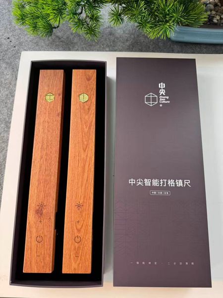 Chặn giấy thư pháp thông minh tích hợp đèn laser kẻ ô hồng ngoại màu đỏ.