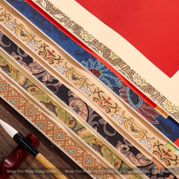 Biểu liễn lụa Tống Thức 2 mặt lụa trục gỗ 32x95cm hoa văn bo viền nhiều lớp sang trọng