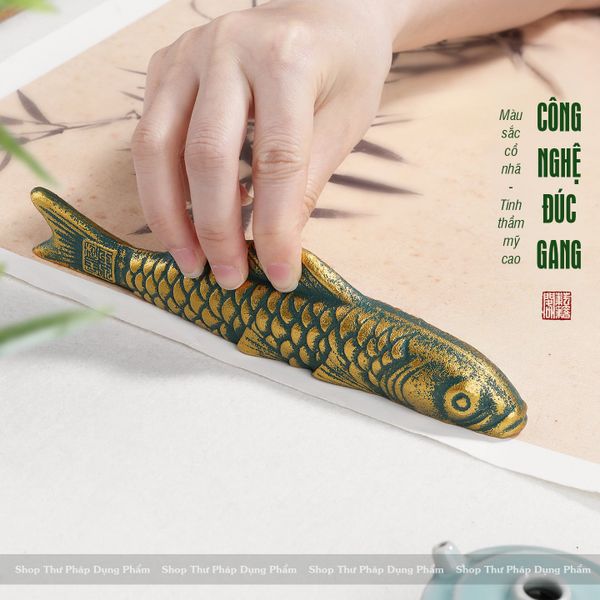 Chặn giấy cá chép kết hợp gác bút chất liệu gang đúc chắc chắn, đầm tay kiểu dáng cổ nhã