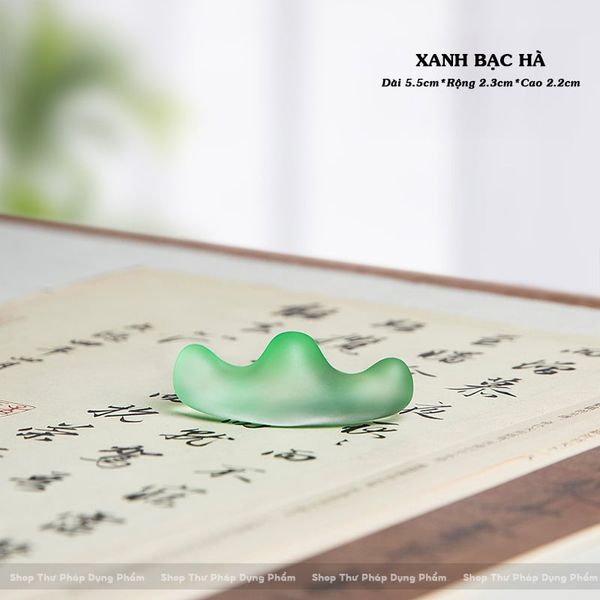 Gác bút ngọc Lưu Li hình sơn tự màu sáng trong
