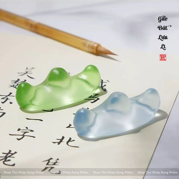 Gác bút ngọc Lưu Li hình sơn tự màu sáng trong