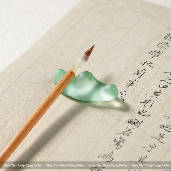 Gác bút ngọc Lưu Li hình sơn tự màu sáng trong