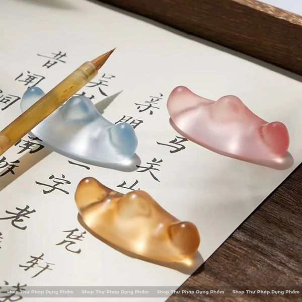 Gác bút ngọc Lưu Li hình sơn tự màu sáng trong